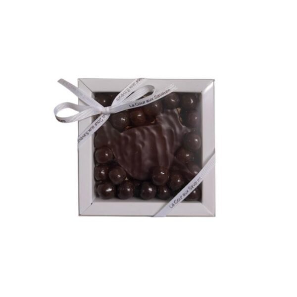 Poulette gourmande au praliné croustillant aux noisettes façon gianduja et ses petits œufs. Composition au chocolat noir de 125 g environ.